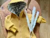 Otter Babyjacke in senfgelb.