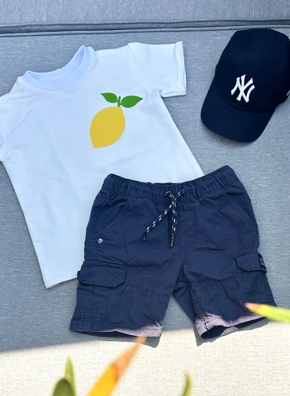 Kinder-T-Shirt in Weiß mit Zitronenmotiv.