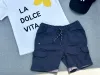 Kinder-T-Shirt in Weiß mit dem Schriftzug "La Dolce Vita" auf dem Rücken.