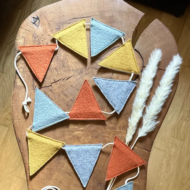 Bunte Girlande als Kinderzimmerdeko.