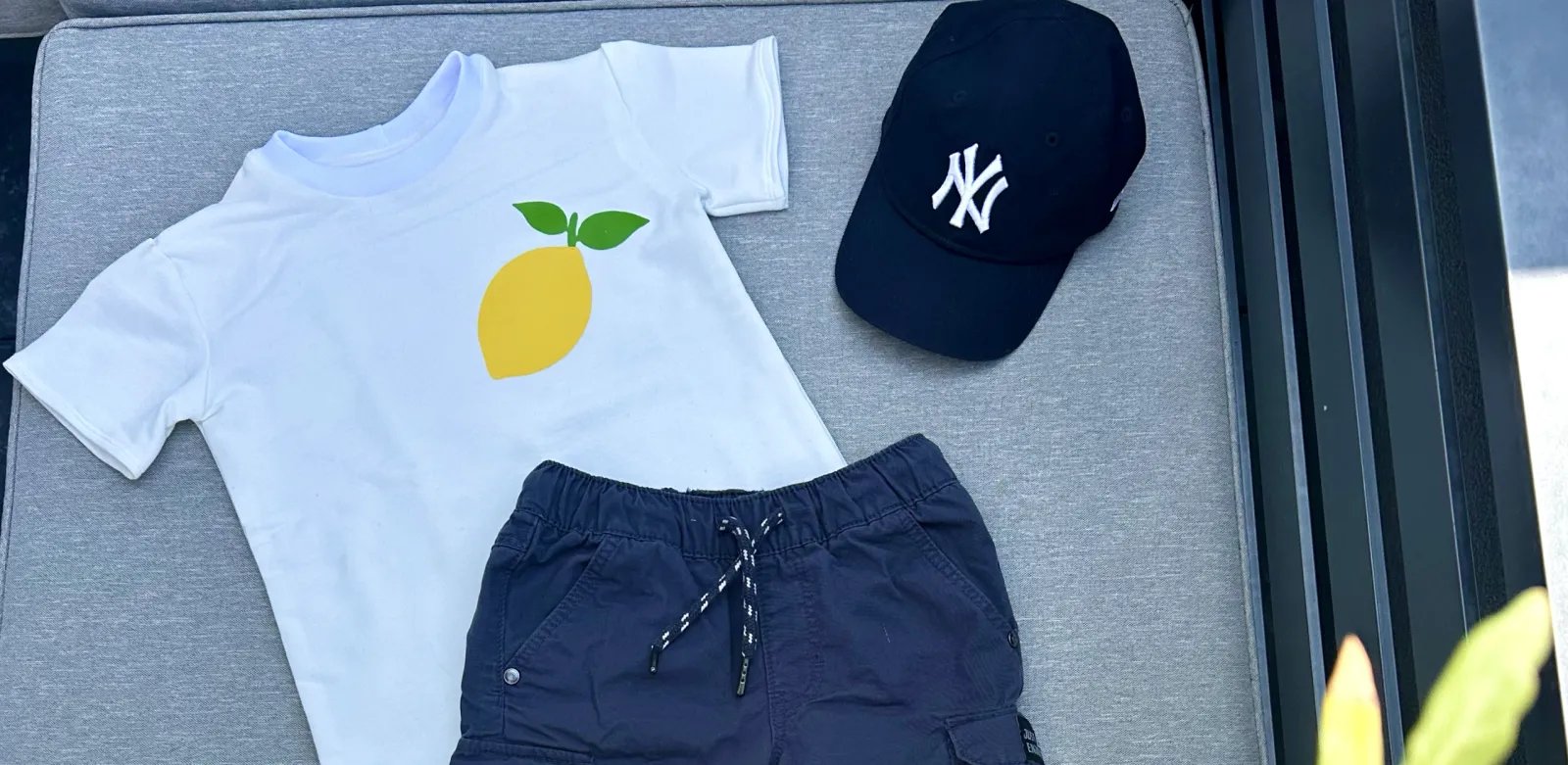 Kinder-T-Shirt in Weiß mit Zitronenmotiv auf der Brust.
