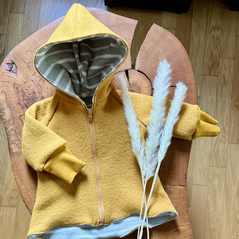 Otter Babyjacke in senfgelb.