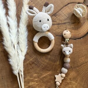 Gehäkelte Rassel & Schnullerkette Giraffe