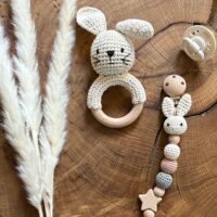 Baby-Greifling Hase aus Bio-Baumwolle und Buchenholz von AK-MADEWITHLOVE