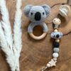 Baby-Greifling Koala aus Bio-Baumwolle und Buchenholz von AK-MADEWITHLOVE