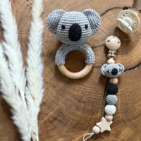 Baby-Greifling Koala aus Bio-Baumwolle und Buchenholz von AK-MADEWITHLOVE