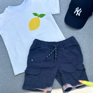 Kinder-T-Shirt in Weiß mit Zitronenmotiv.