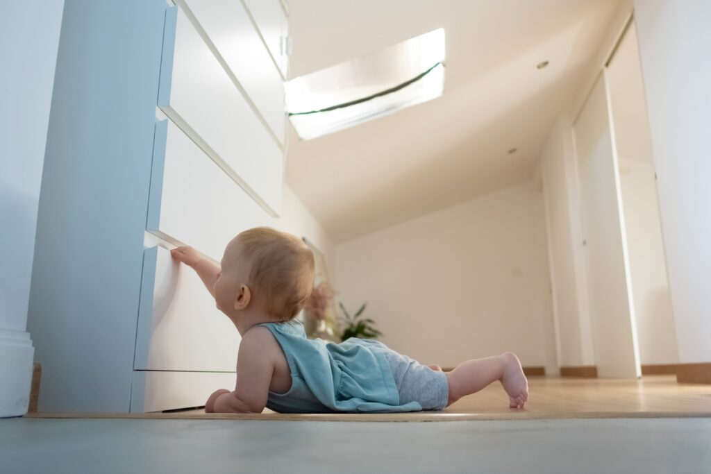 Baby krabbelt zum Schrank.