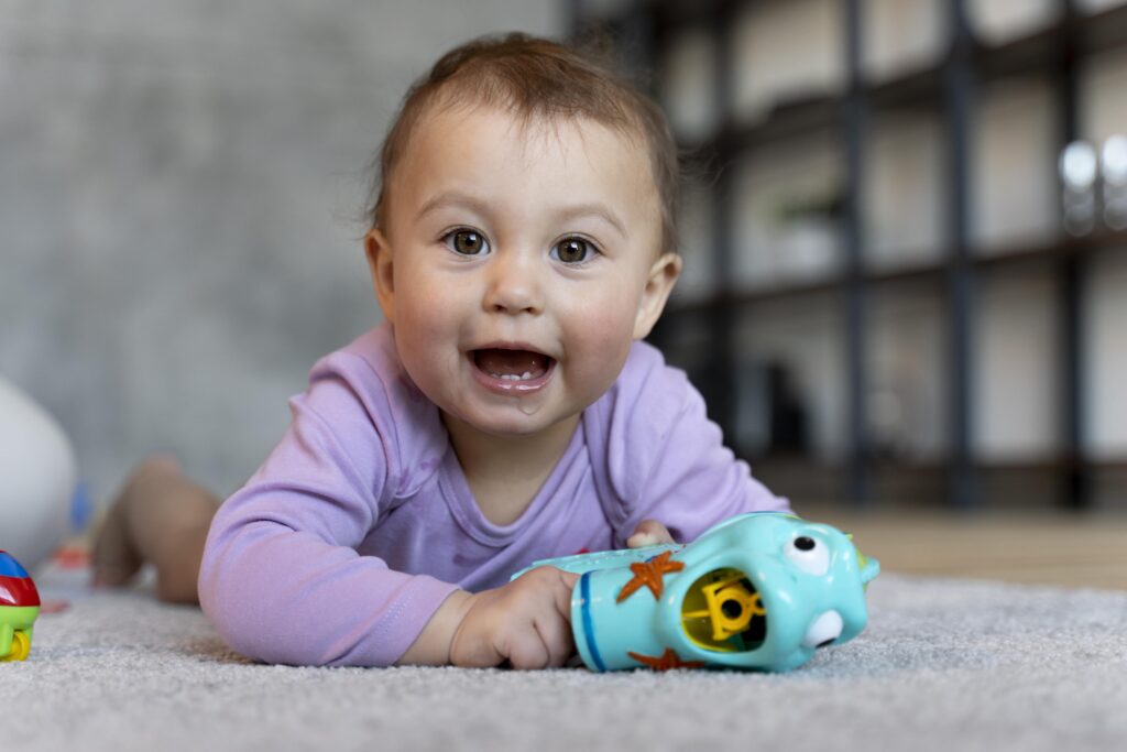 Baby krabbeln mit Spielzeuganreizen.