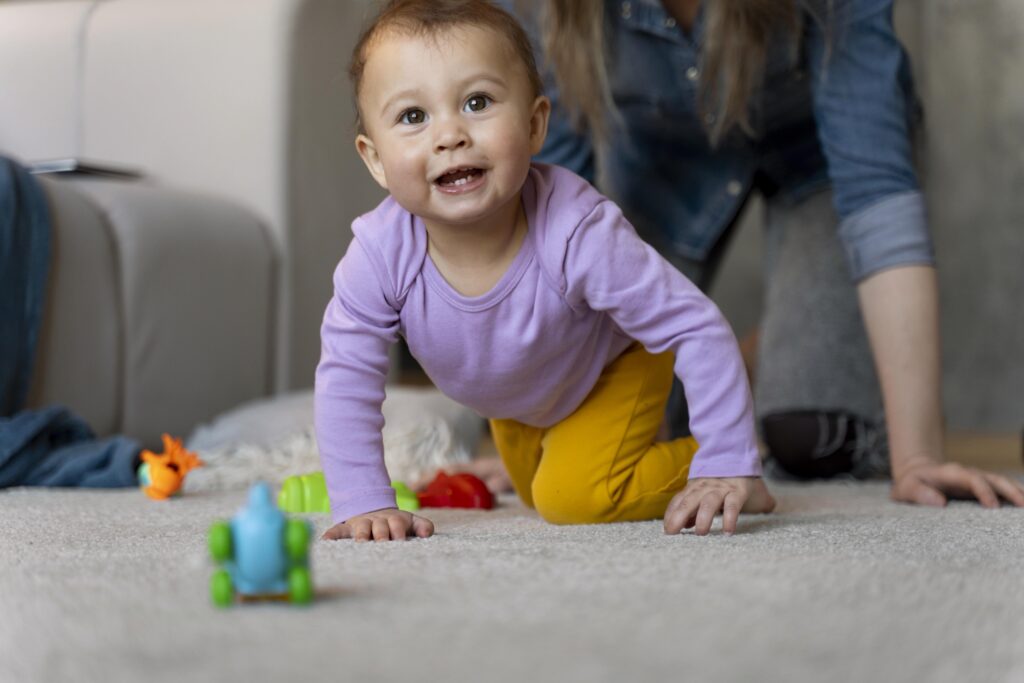 Krabbelndes Baby auf Teppich.