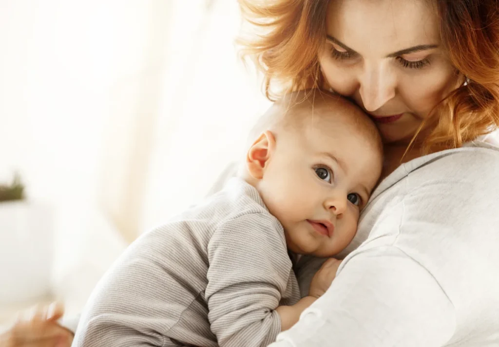 Baby fremdelt - Fremdeln bei Babys verstehen