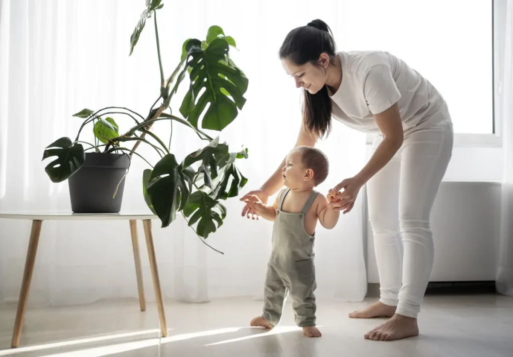 Baby lernt Laufen - Meilenstein der Babyentwicklung