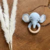 Baby-Greifling Elefant aus Bio-Baumwolle und Buchenholz von AK-MADEWITHLOVE