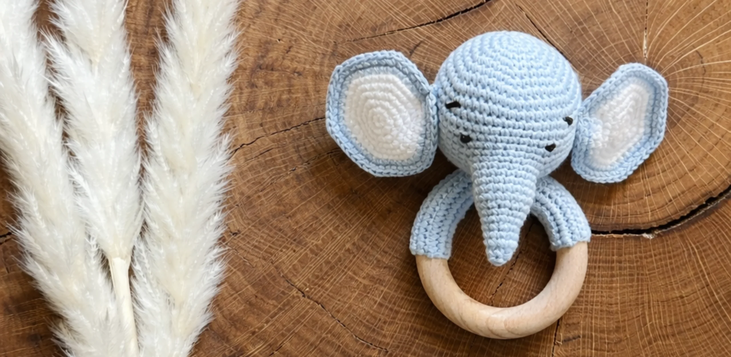 Baby-Greifling Elefant aus Bio-Baumwolle und Buchenholz von AK-MADEWITHLOVE