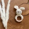 Baby-Greifling Hase aus Bio-Baumwolle und Buchenholz von AK-MADEWITHLOVE