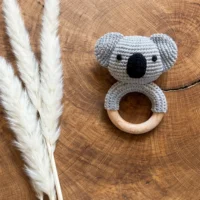 Baby-Greifling Koala aus Bio-Baumwolle und Buchenholz von AK-MADEWITHLOVE