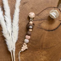 Handgemachte Baby-Schnullerkette Baer aus natuerlichen Materialien von AK-MADEWITHLOVE