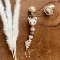 Handgemachte Baby-Schnullerkette Giraffe aus natuerlichen Materialien von AK-MADEWITHLOVE