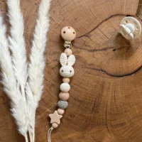 Handgemachte Baby-Schnullerkette Hase aus natuerlichen Materialien von AK-MADEWITHLOVE
