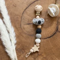 Handgemachte Baby-Schnullerkette Koala aus natuerlichen Materialien von AK-MADEWITHLOVE