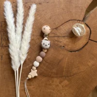 Handgemachte Baby-Schnullerkette Loewe aus natuerlichen Materialien von AK-MADEWITHLOVE