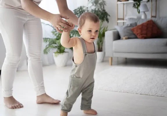 Baby lernt Laufen - Meilenstein der Babyentwicklung